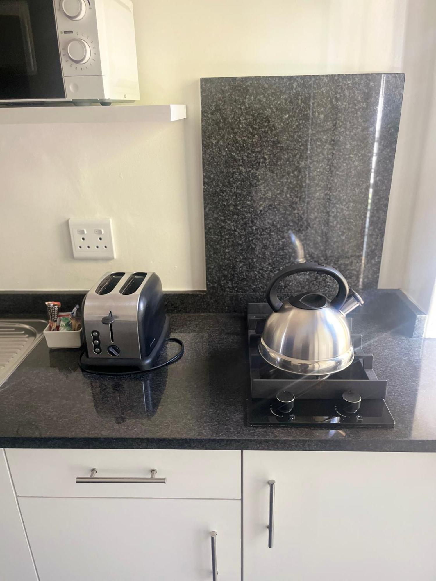 Vetho 2 Apartments Or Tambo Airport Kempton Park Bagian luar foto