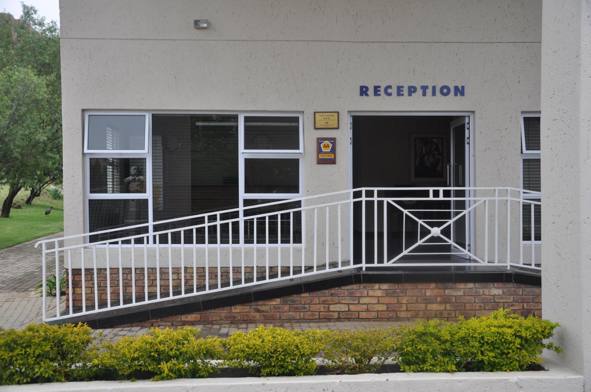 Vetho 2 Apartments Or Tambo Airport Kempton Park Bagian luar foto
