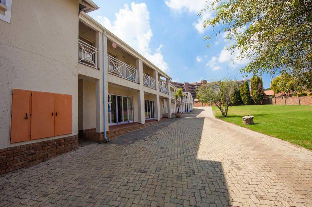 Vetho 2 Apartments Or Tambo Airport Kempton Park Bagian luar foto