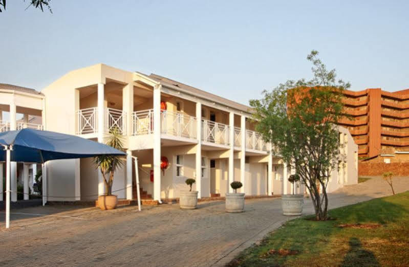Vetho 2 Apartments Or Tambo Airport Kempton Park Bagian luar foto